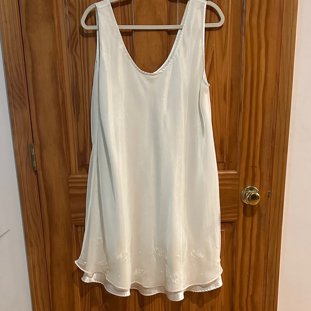 Elegant White Sleeveless Dress